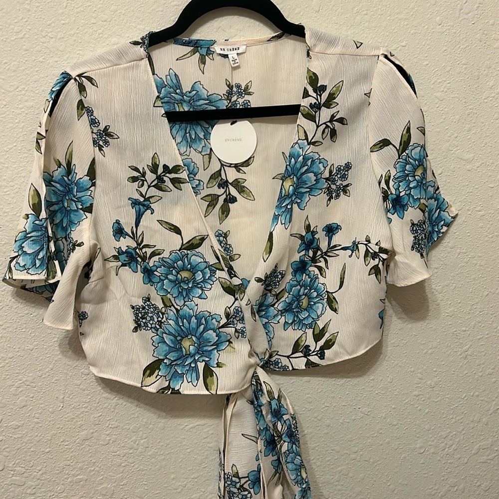 NWT En Crème Wrap Crop Floral Blouse - Picture 2 of 6